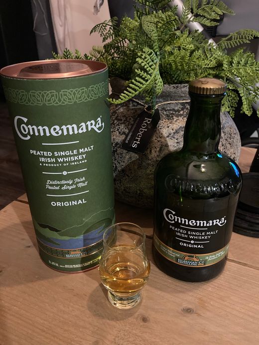Picture of a bottle of Connemara and a dram
